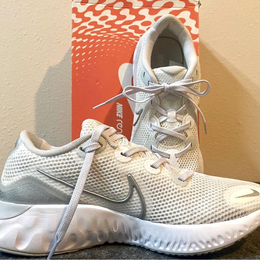 Women's Pure Platinum/Metallic Silver Nike Renew Run Size 9